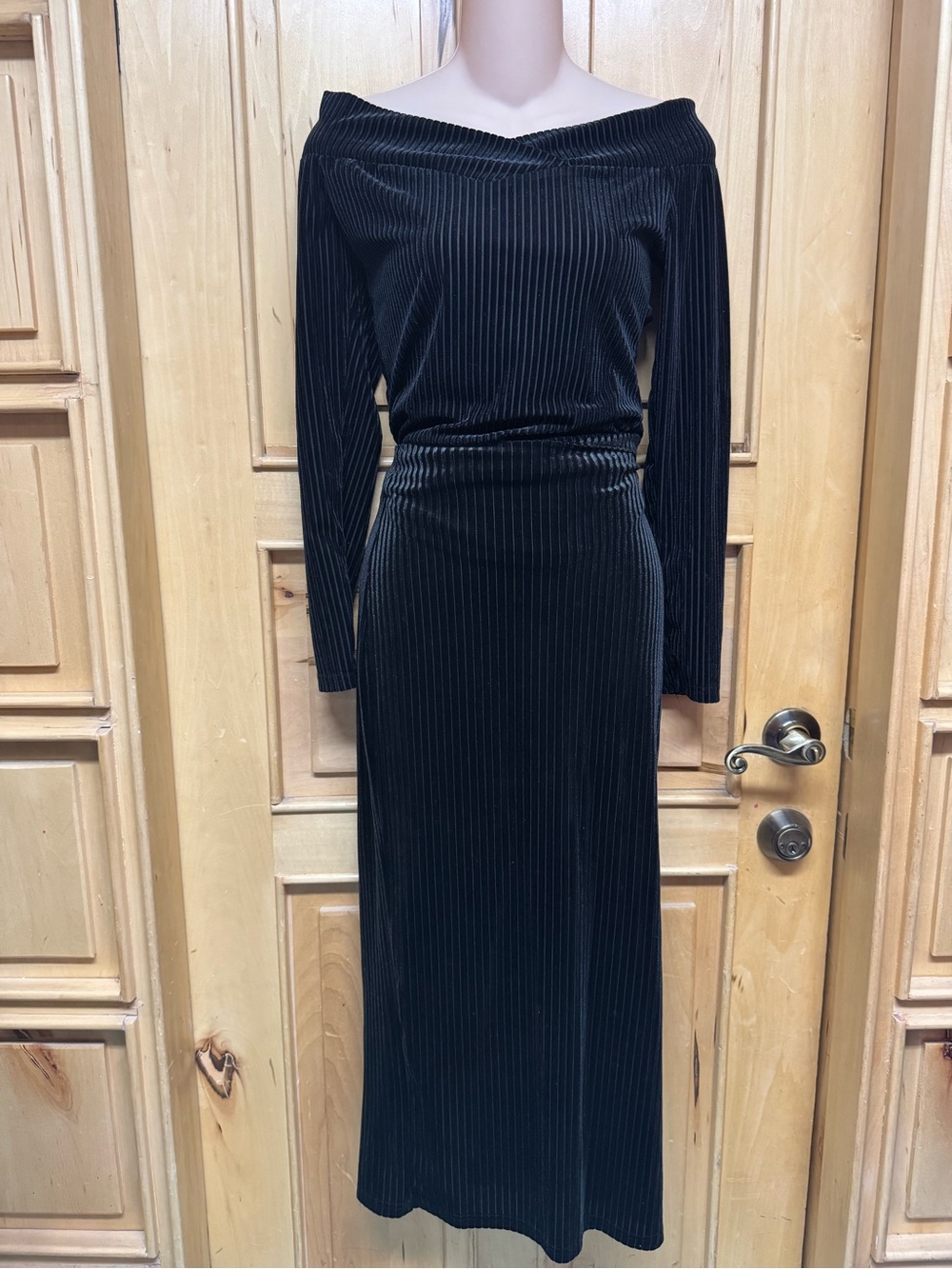 Elegant Off-Shoulder Black Ribbed Velvet Dress
